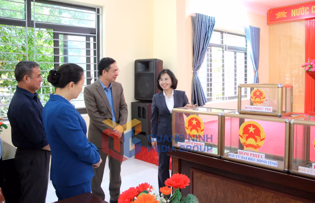 Đồng chí Trịnh Thị Minh Thanh, Phó Bí thư Thường trực Tỉnh ủy, Chủ tịch HĐND tỉnh, kiểm tra hòm phiếu bầu tại Khu vực bỏ phiếu số 6, khu phố 5, phường Quảng Yên (3-2026). Ảnh: Mạnh Trường
