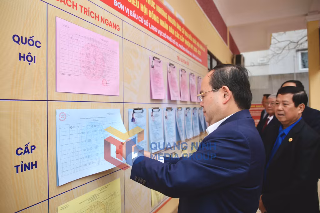 Đồng chí Bí thư Tỉnh ủy kiểm tra việc niêm yết danh sách người ứng cử ở khu vực bỏ phiếu số 2 tại nhà văn hóa khu Hồng Gai 2, phường Hồng Gai (3-2026). Ảnh: Minh Hà