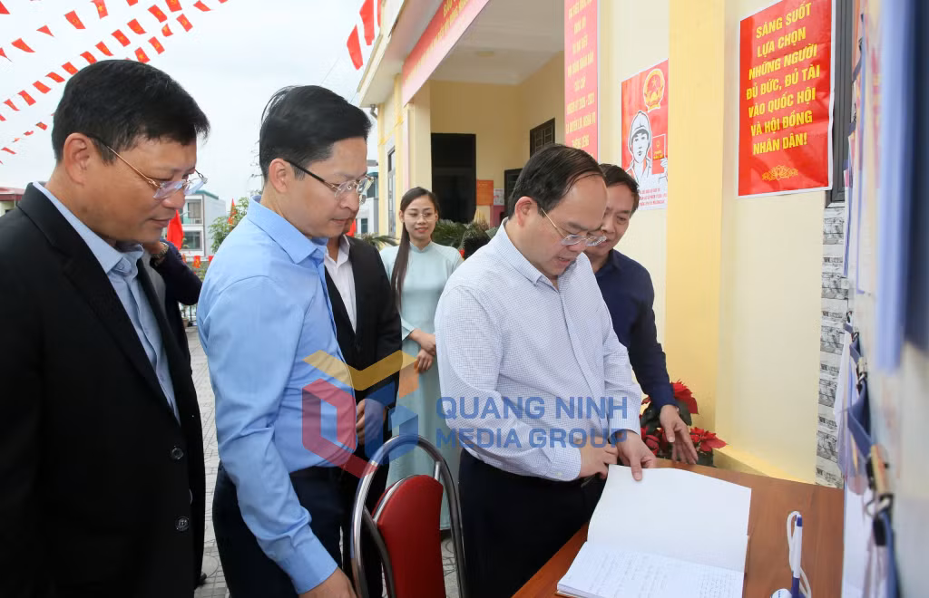 Đồng chí Bí thư Tỉnh ủy kiểm tra công tác chuẩn bị các điều kiện, cơ sở vật chất cho ngày bầu cử tại một số khu vực bỏ phiếu trên địa bàn phường Cẩm Phả (3-2026). Ảnh: Minh Hà