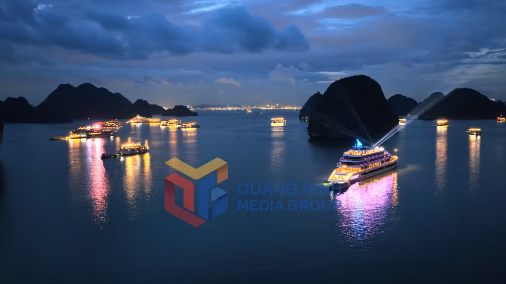 2026-03_Tầu du lịch đêm trên Vịnh Hạ Long. Ảnh: Đào Linh