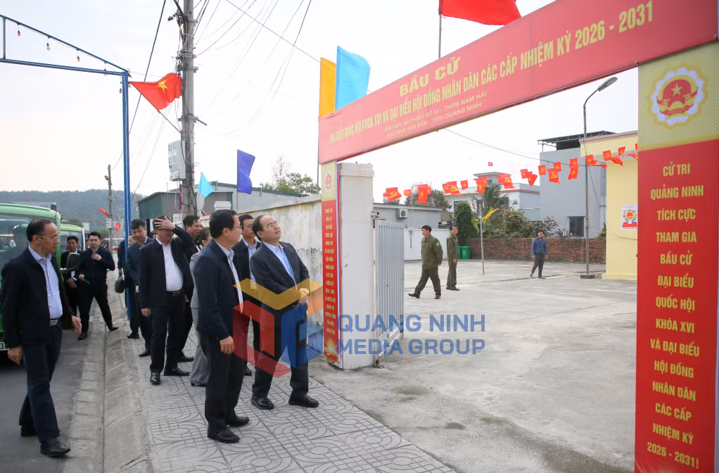 Đồng chí Quản Minh Cường, Ủy viên Trung ương Đảng, Bí thư Tỉnh ủy, Trưởng Đoàn ĐBQH tỉnh, Trưởng Ban Chỉ đạo, Chủ tịch Ủy ban bầu cử tỉnh kiểm tra công tác trang trí khánh tiết phục vụ bầu cử tại khu vực bỏ phiếu số 57, đặc khu Vân Đồn (3-2026). Ảnh: Minh Hà