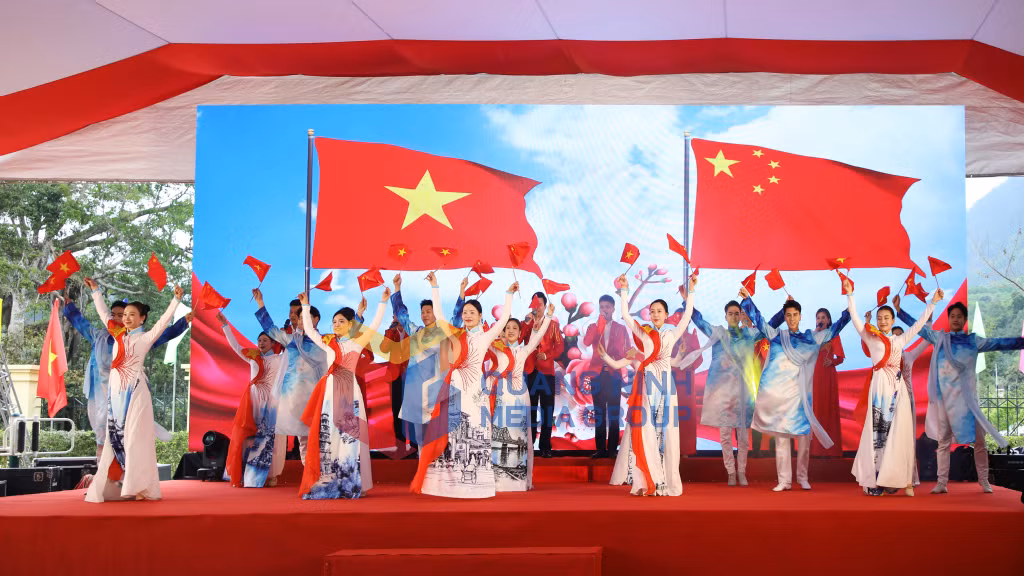 Các tiết mục văn nghệ đặc sắc đậm đà bản sắc, thắm tình hữu nghị được hai bên thể hiện tại chương trình sơ kết (3-2026). Ảnh: Minh Đức