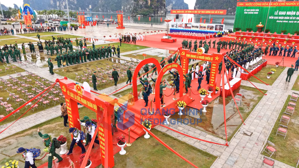 2026-03_Lễ giao, nhận quân năm 2026 - Khoảnh khắc trang trọng khi các tân binh bước qua cầu vinh quang, chính thức vào quân ngũ. Ảnh: PV