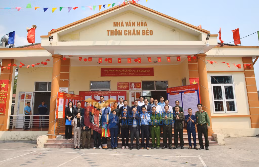 Đồng chí Bí thư Tỉnh ủy, Trưởng Đoàn ĐBQH tỉnh cùng đoàn công tác chụp ảnh lưu niệm với cán bộ, nhân dân xã Thống Nhất (3-2026). Ảnh: Minh Hà