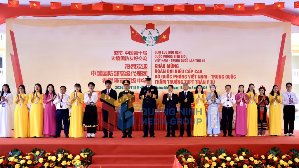 Đoàn công tác hai nước thăm Trường Trung học phổ thông Trần Phú, phường Móng Cái 2 (3-2026). Ảnh: Đỗ Phương