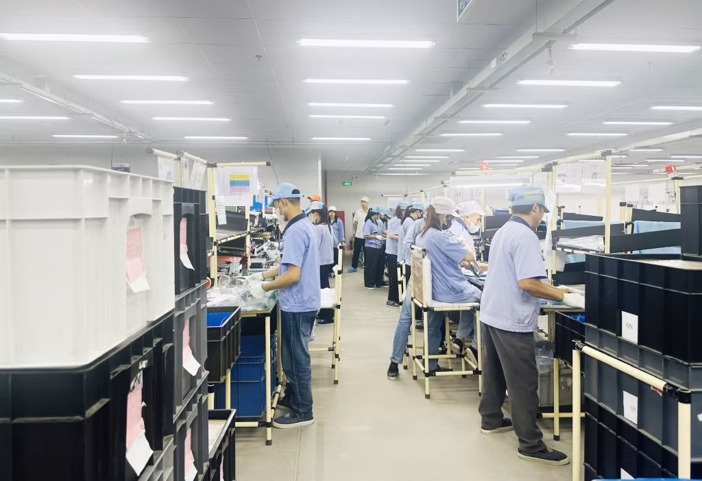 Công nhân Công ty LionCore Việt Nam