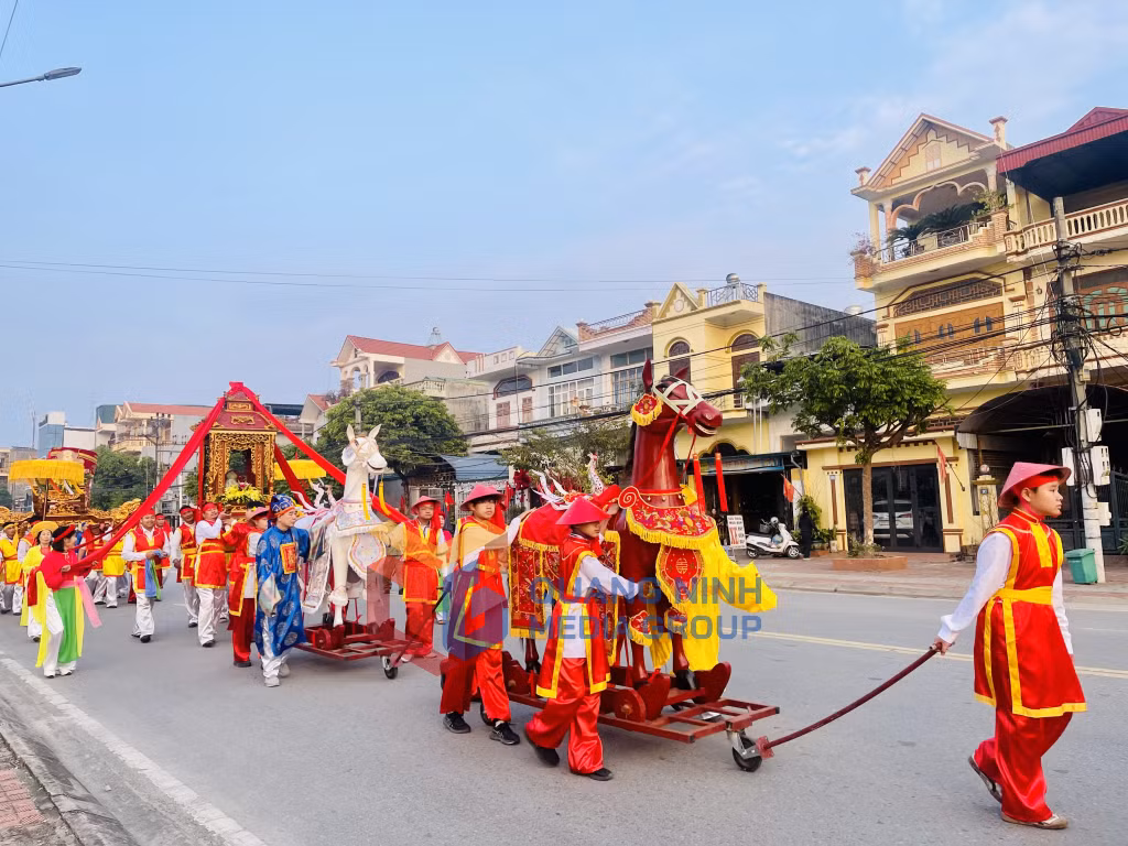 Lễ rước kiệu với 13 cụm rước của 32 khu, phố thuộc phường Hoành Bồ, thu hút gần 300 người tham gia (1-2026). Ảnh: Xuân Hòa