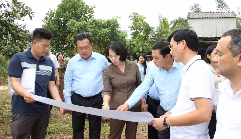 Đồng chí Trịnh Thị Minh Thanh trao đổi với người dân