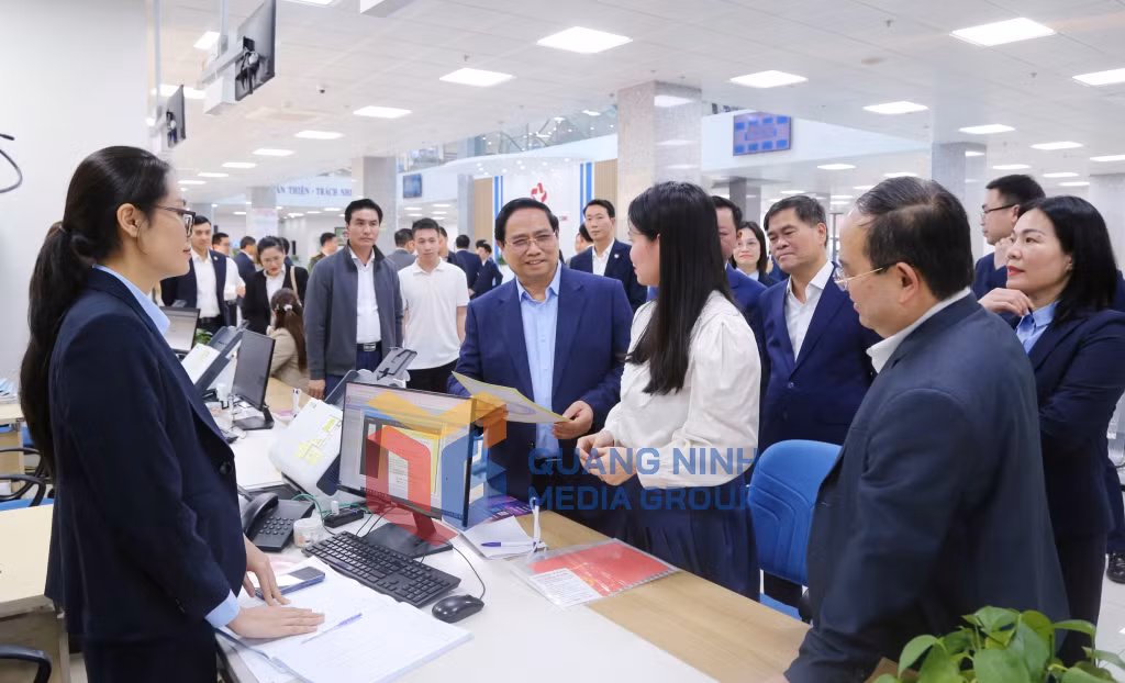 Thủ tướng Chính phủ Phạm Minh Chính trò chuyện với công dân tới giải quyết thủ tục hành chính (1-2026). Ảnh: Nguyễn Thanh