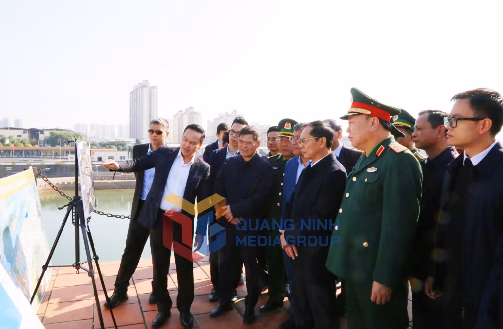 Phó Thủ tướng Bùi Thanh Sơn kiểm tra tại lối mở Km3+4 Hải Yên (1-2026). Ảnh: Nguyễn Thanh