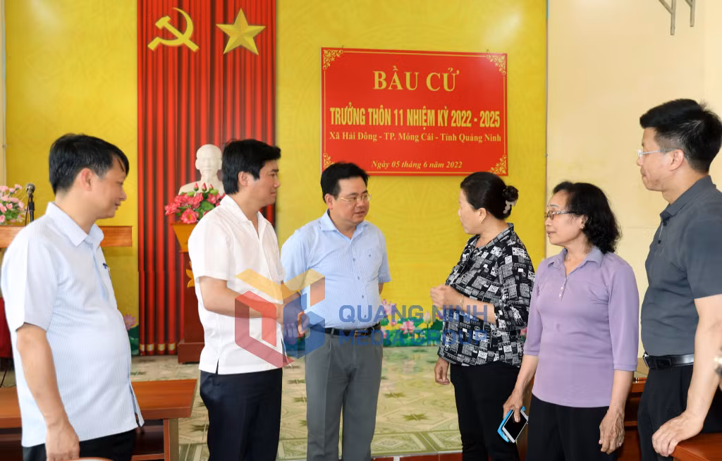 Chủ tịch UBND tỉnh Nguyễn Tường Văn trò chuyện với nhân dân tại điểm bầu cử xã Hải Đông, TP Móng Cái (6-2022). Ảnh: Đỗ Phương