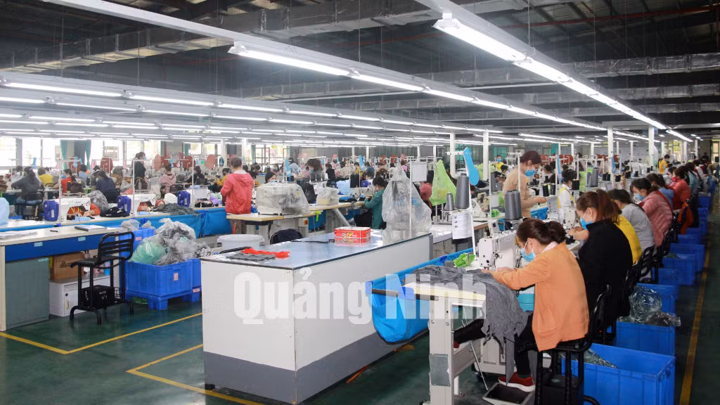 Sản xuất mũ xuất khẩu sang thị trường Châu Âu của Công ty TNHH Dệt may Weitai Hạ Long (KCN Việt Hưng, TP Hạ Long) (4-2021). Ảnh: Mạnh Trường