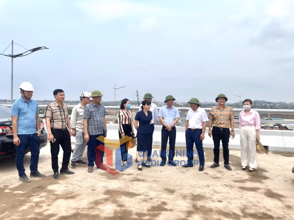 Đoàn giám sát tại Dự án Đường ven sông kết nối từ đường cao tốc Hạ Long - Hải Phòng đến TX Đông Triều (đoạn từ nút giao Đầm Nhà Mạc đến đường tỉnh 338) giai đoạn 1 (5-2023). Ảnh: Thu Trang