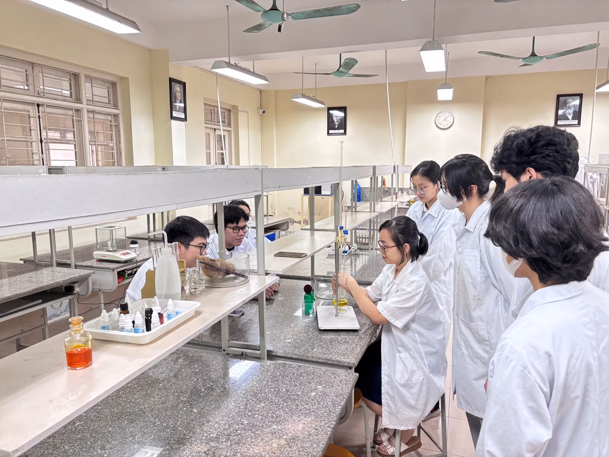 Học sinh thực hành thí nghiệm