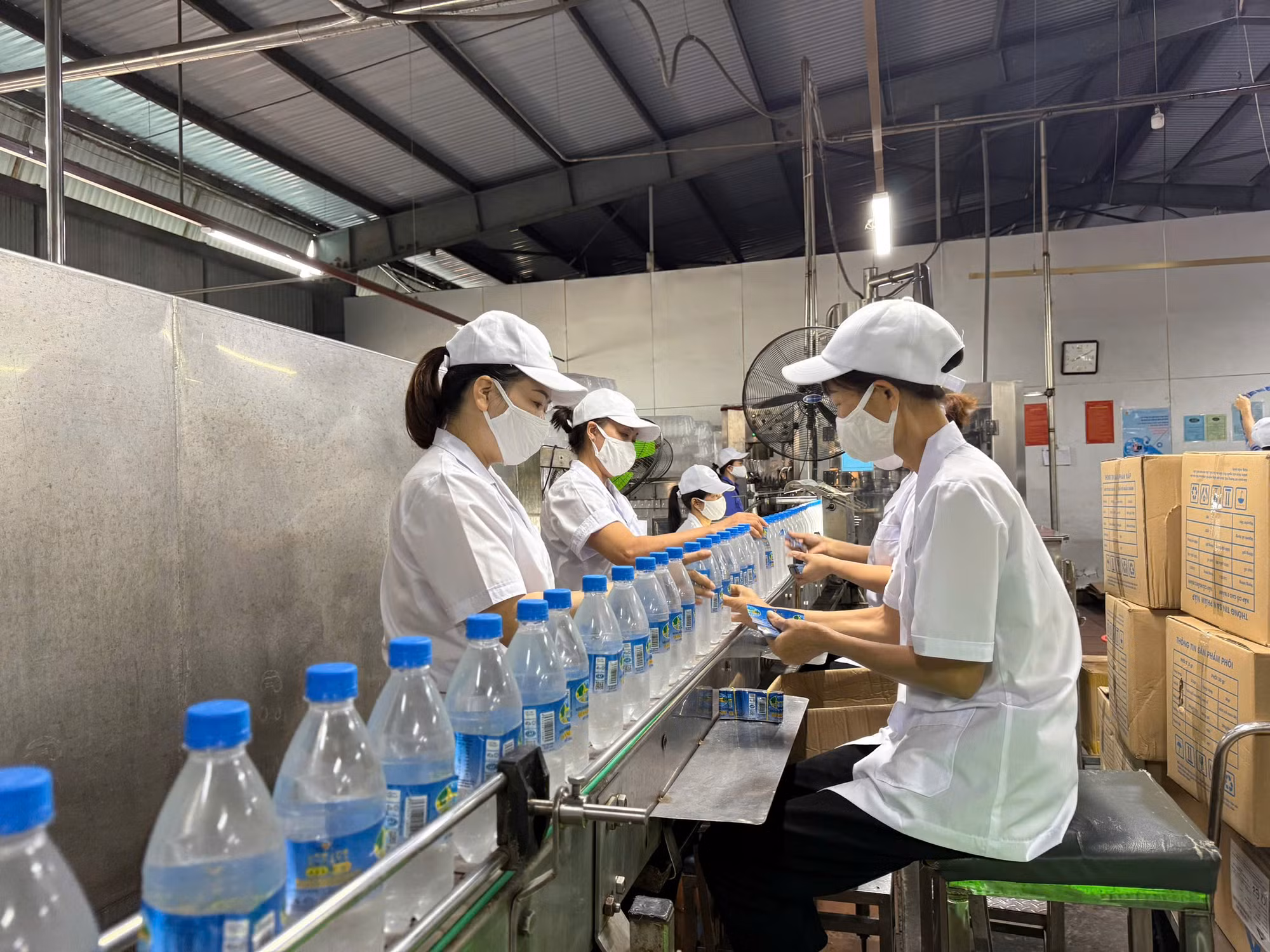 Công nhân vận hành dây chuyền