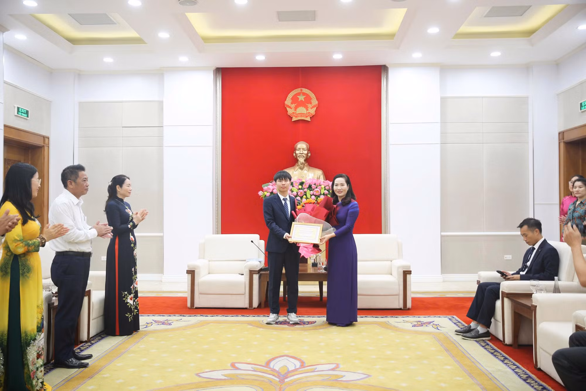 Trao thưởng học sinh giỏi