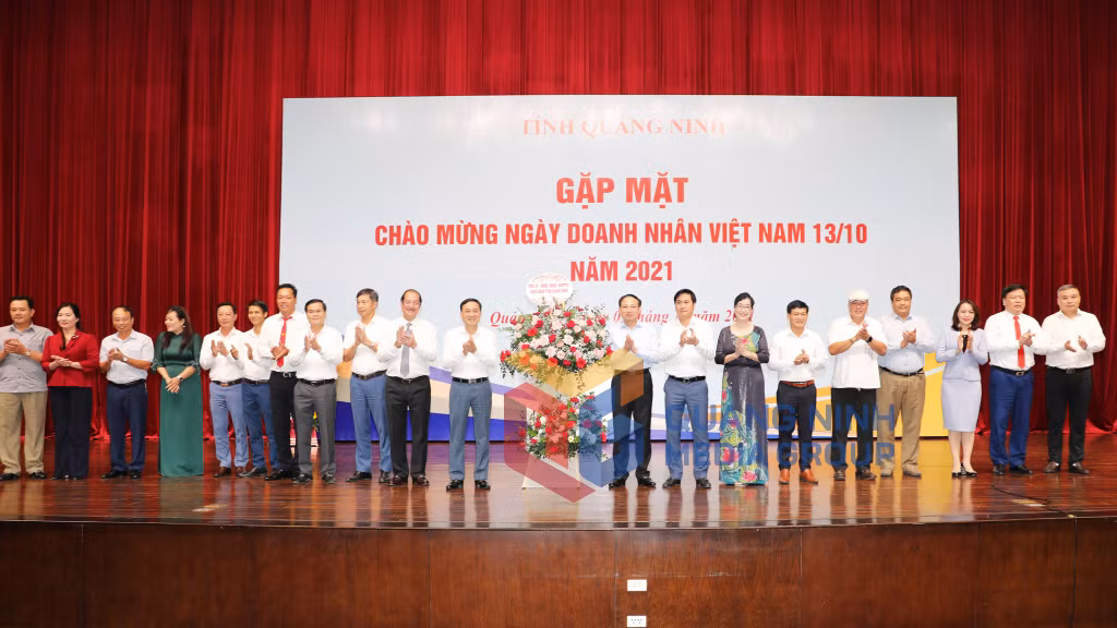 Các đồng chí lãnh đạo tỉnh Quảng Ninh tặng hoa chúc mừng doanh nghiệp, doanh nhân nhân kỷ niệm ngày Doanh nhân Việt Nam (13/10) (10-2021). Ảnh: Đỗ Phương