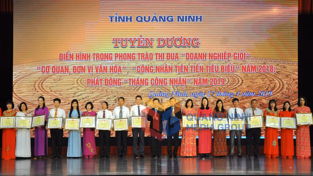 UBND tỉnh tặng bằng khen cho các tập thể tiêu biểu, xuất sắc trong phong trào thi đua ‘‘Doanh nghiệp giỏi”, “Cơ quan, đơn vị văn hóa" năm 2018 (4-2019). Ảnh: Minh Hà