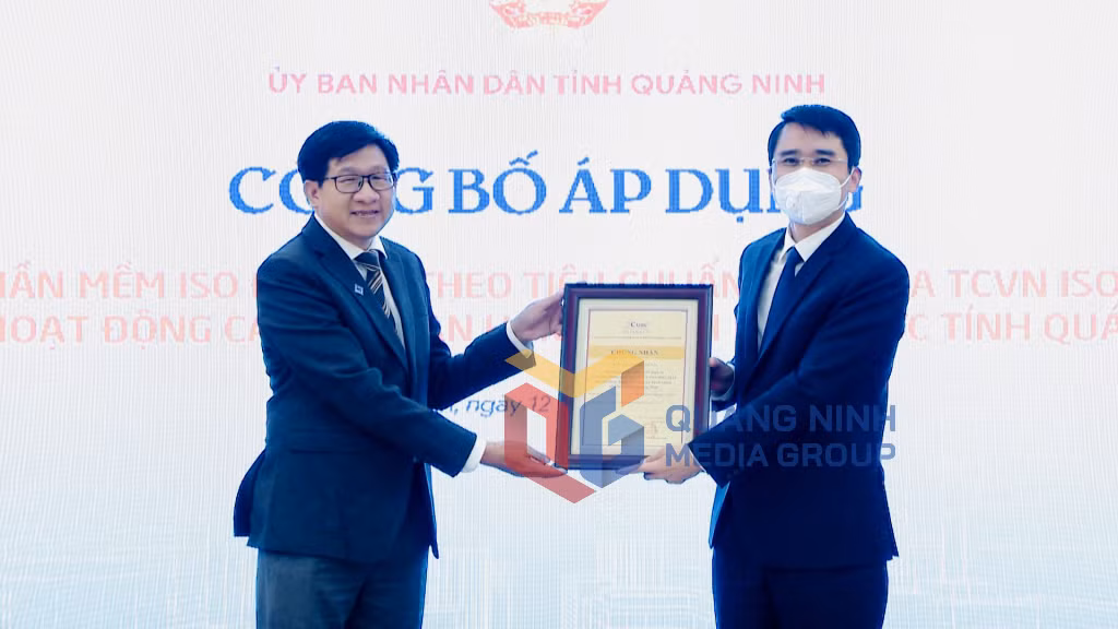 Trường ĐH Cần Thơ trao chứng nhận bản quyền phần mềm ISO điện tử cho tỉnh (3-2022). Ảnh: Hoàng Nga