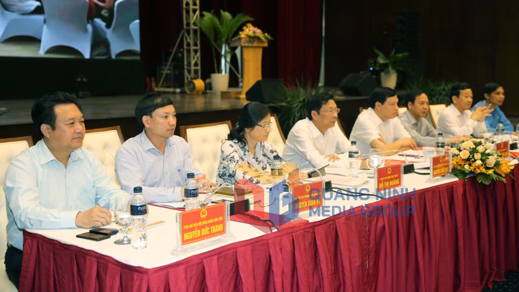 Lãnh đạo tỉnh điều hành Hội nghị gặp gỡ, tiếp xúc doanh nghiệp (7-2018). Ảnh: Đỗ Phương