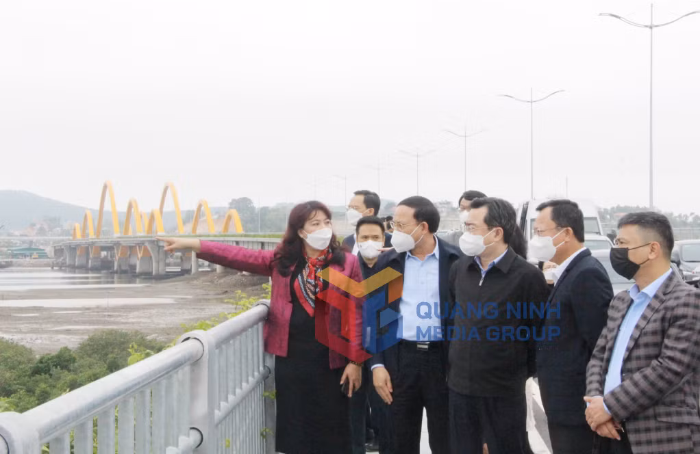 Đoàn công tác kiểm tra, khảo sát tại cầu Tình Yêu (3-2022). Ảnh: Thu Chung
