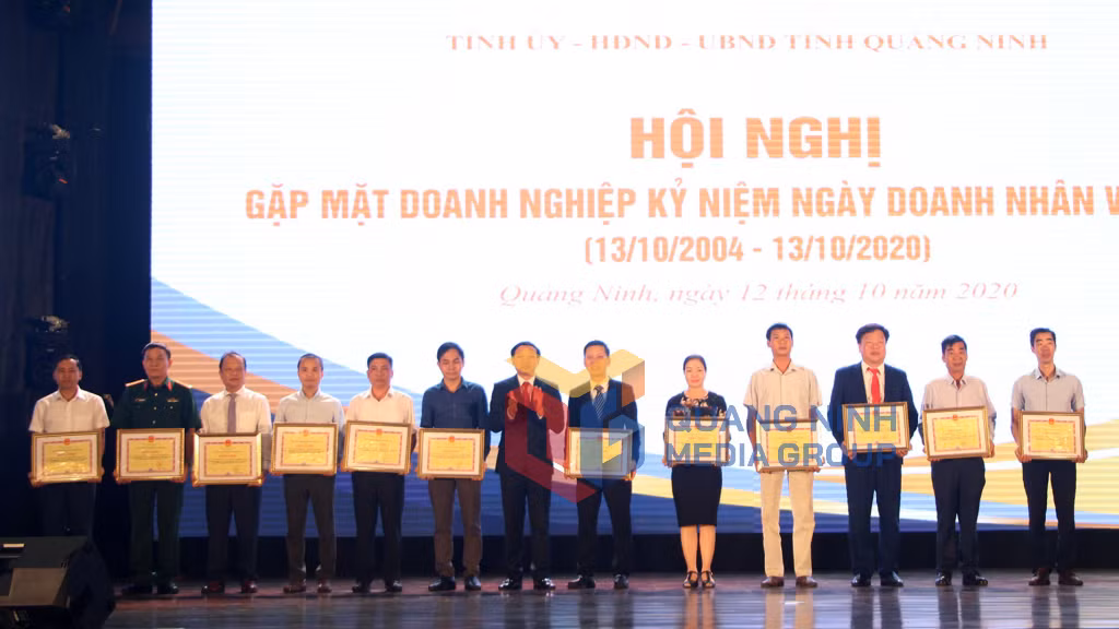 Đồng chí Nguyễn Xuân Ký, Bí thư Tỉnh ủy, Chủ tịch HĐND tỉnh, trao bằng khen của UBND tỉnh cho 20 tập thể (10-2020). Ảnh: Thu Chung