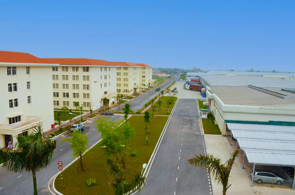 Khu nhà ở công nhân của Công ty TNHH KHKT Texhong Ngân Long, KCN Hải Yên, TP Móng Cái liền kề khu sản xuất nên rất thuận tiện cho người lao động nghỉ ngơi, làm việc.