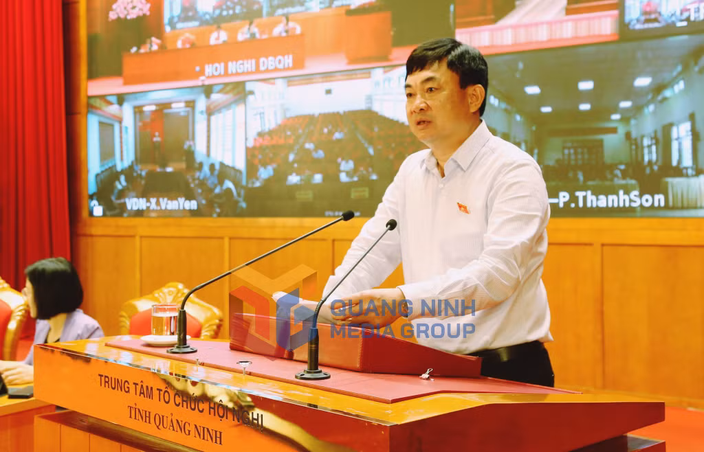 Đồng chí Ngô Hoàng Ngân, Chủ tịch Hội đồng thành viên Tập đoàn Công nghiệp Than - Khoáng sản Việt Nam, Trưởng Đoàn ĐBQH tỉnh, phát biểu tại buổi tiếp xúc cử tri (6-2023). Ảnh Nguyễn Thanh