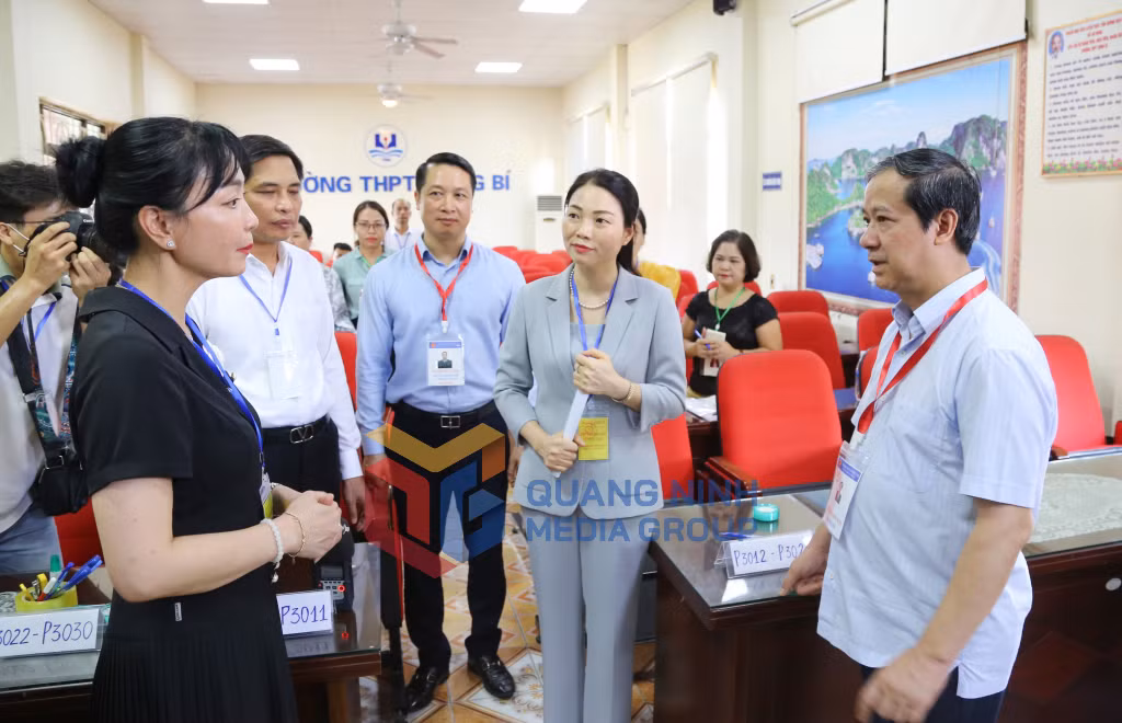 Bộ trưởng Bộ GĐ&ĐT Nguyễn Kim Sơn trao đổi với các cán bộ làm nhiệm vụ tại điểm thi (6-2023). Ảnh: Thu Chung