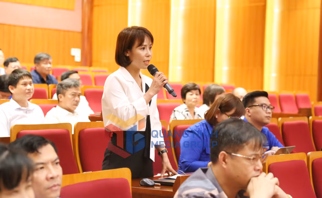 Cử tri phát biểu, kiến nghị tại buổi tiếp xúc (6-2023). Ảnh Nguyễn Thanh