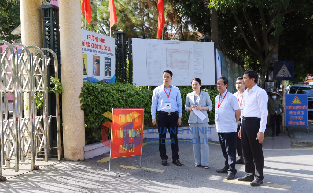 Bộ trưởng Bộ Giáo dục và Đào tạo Nguyễn Kim Sơn kiểm tra công tác đảm bảo an ninh khu vực điểm thi trường THPT Uông Bí (6-2023). Ảnh: Thu Chung