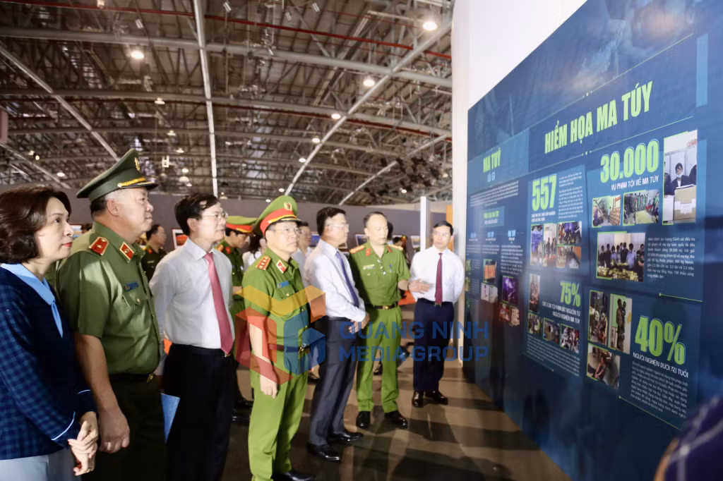 Các đại biểu tham quan triển lãm ảnh về công tác phòng, chống ma tuý (6-2025). Ảnh: Thu Chung