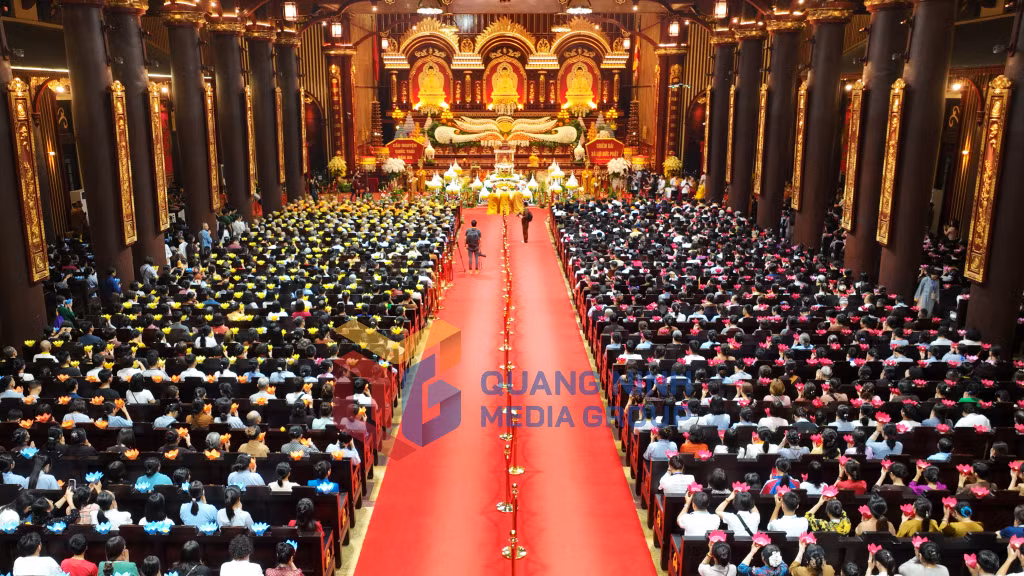 Các nghi lễ Phật giáo truyền thống diễn ra trang nghiêm tại Cung Trúc Lâm Yên Tử (5-2025). Ảnh Việt Anh