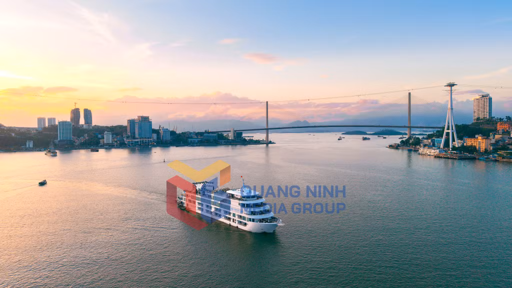 Du thuyền đưa khách tham quan ngắm hoàng hôn, trải nghiệm âm nhạc và ẩm thực trên Vịnh Hạ Long (6-2025). Ảnh: Huỳnh Đăng