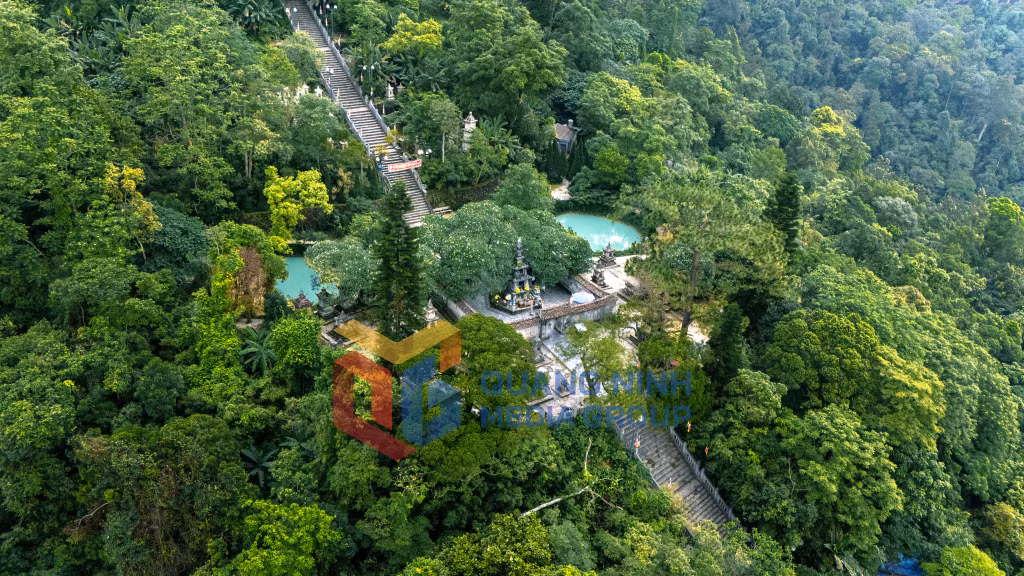 Huệ Quang Kim Tháp nơi lưu giữ xá lợi Phật hoàng Trần Nhân Tông trên đường Tùng huyền thoại dẫn lối hành hương trên đỉnh Yên Tử (5-2025). Ảnh: Việt Anh