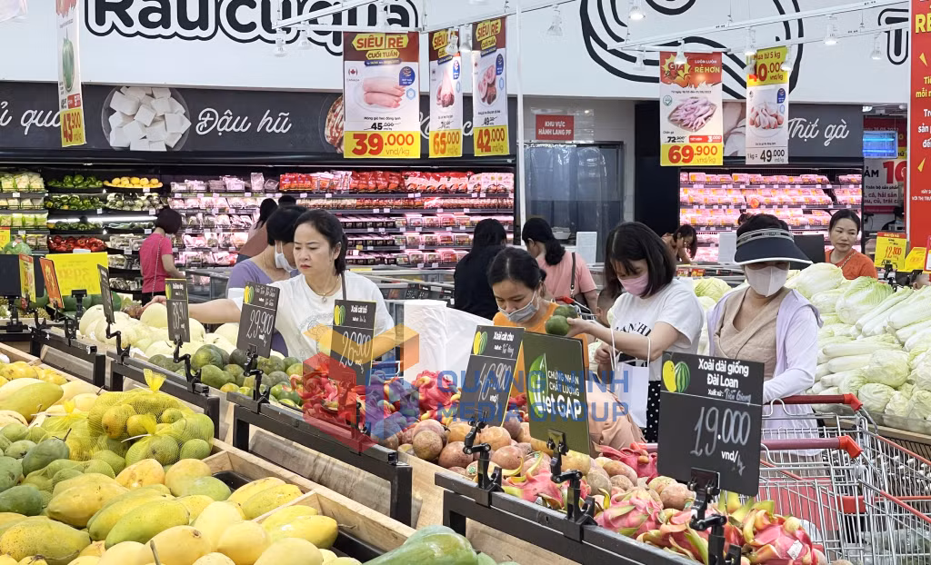2023-11_Người dân mua sắm tại Siêu thị GO! Hạ Long. Ảnh: Minh Đức