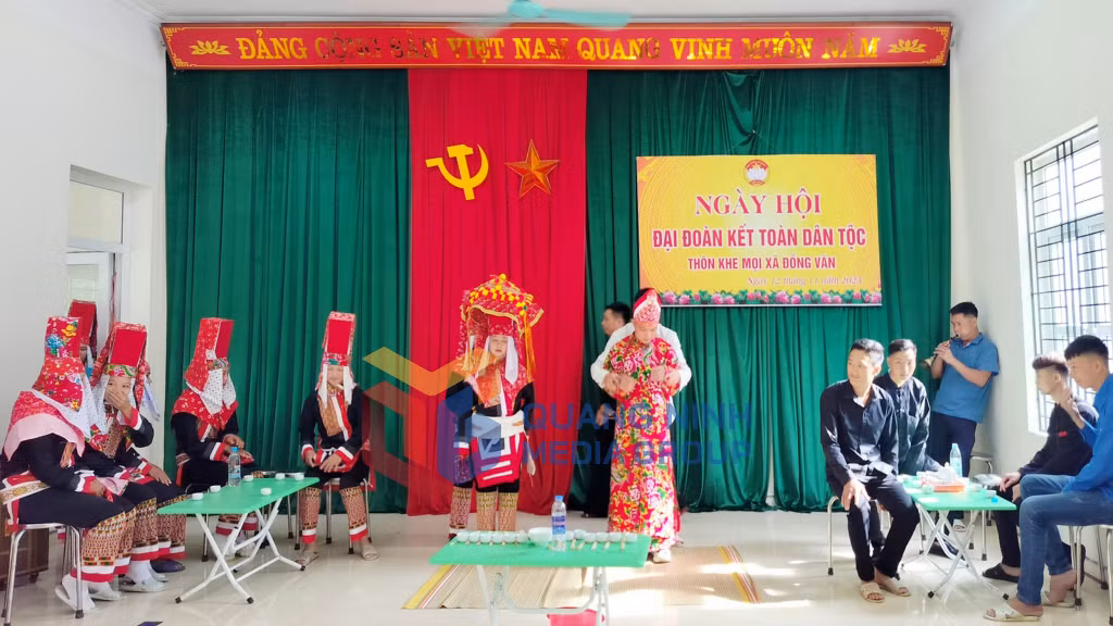 2023-11_Nghi lễ đón dâu trong đám cưới truyền thống của người Dao Thanh Phán được người dân thôn Khe Mọi, xã Đồng Văn (huyện Bình Liêu) tổ chức trong ngày hội. Ảnh: PV