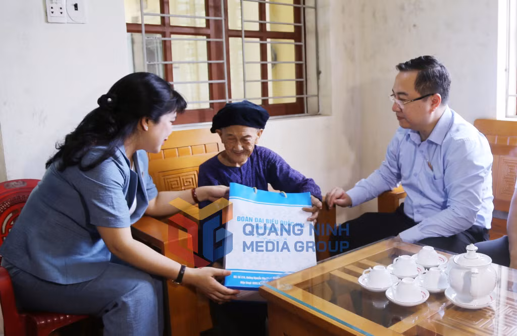 Đồng chí Đặng Xuân Phương, Phó Bí thư Tỉnh ủy, Trưởng Đoàn ĐBQH tỉnh thăm, động viên Mẹ Việt Nam anh hùng Hoàng Thị Nghi, khu 10, phường Thanh Sơn (7-2024). Ảnh: Nguyễn Thanh