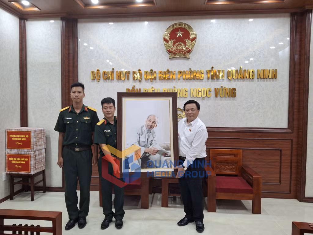 Đồng chí Nguyễn Xuân Thắng, Ủy viên Bộ Chính trị, Giám đốc Học viện Chính trị quốc gia Hồ Chí Minh, Chủ tịch Hội đồng Lý luận Trung ương tặng quà cán bộ, chiến sĩ Đồn Biên phòng Ngọc Vừng (7-2024). Ảnh: Nguyễn Thanh
