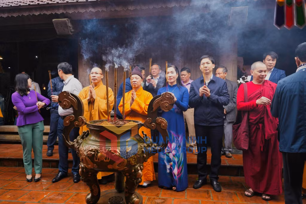 Các đại biểu dâng hương tưởng niệm Đức vua – Phật hoàng Trần Nhân Tông nhập niết bàn tại Khu di tích lịch sử văn hóa Ngoạ Vân - Khu di tích quốc gia đặc biệt nhà Trần, xã Bình Khê, TX Đông Triều ngày 12/12 (12-2023). Ảnh: Việt Anh