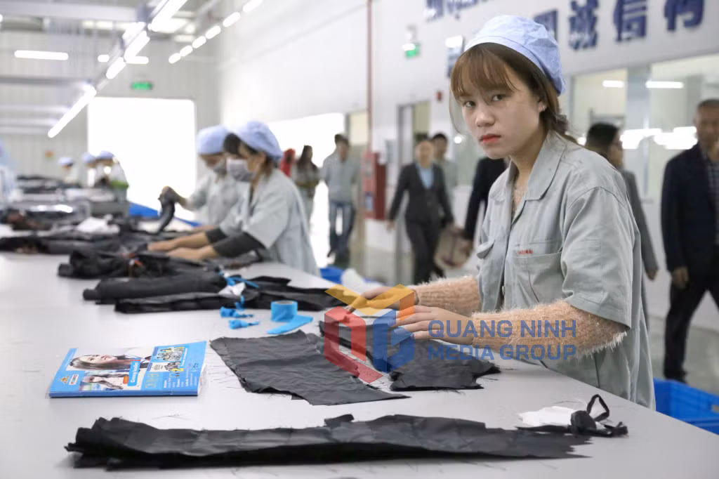 Sản xuất quần áo xuất khẩu tại Công ty TNHH Hoa Lợi Đạt Việt Nam (12-2018). Ảnh: Hữu Việt.