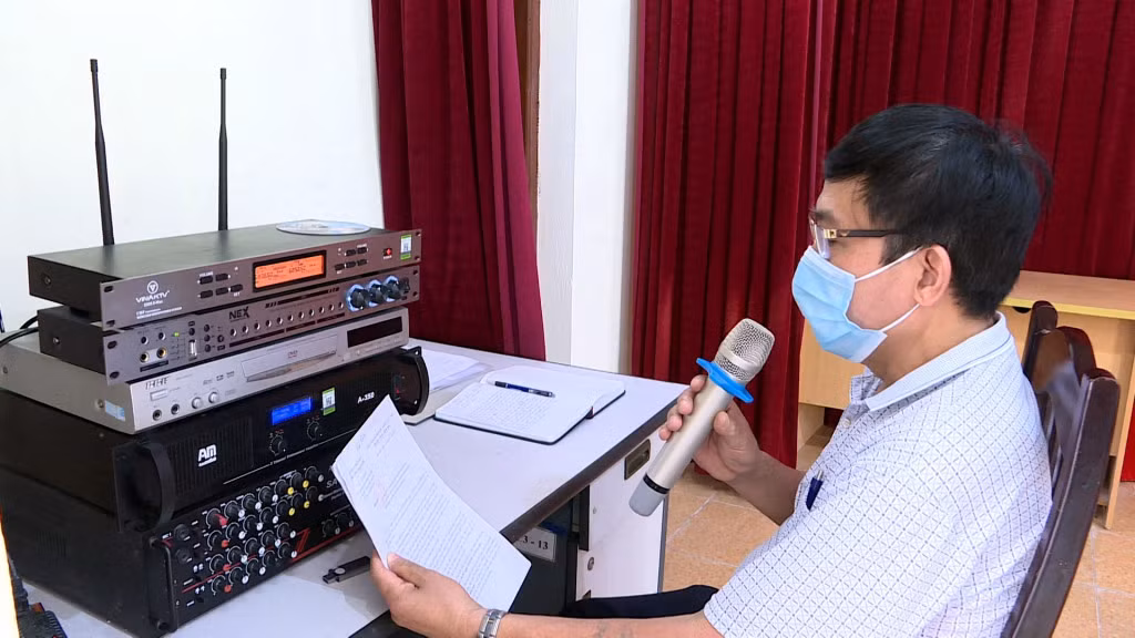 Hằng ngày, các thành viên trong Tổ tự quản phòng, chống Covid-19 cộng đồng của thị xã đều đọc các bản tin về Covid-19 và tuyên truyền, nhắc nhở người dân thực hiện tốt các quy định của Bộ y tế.