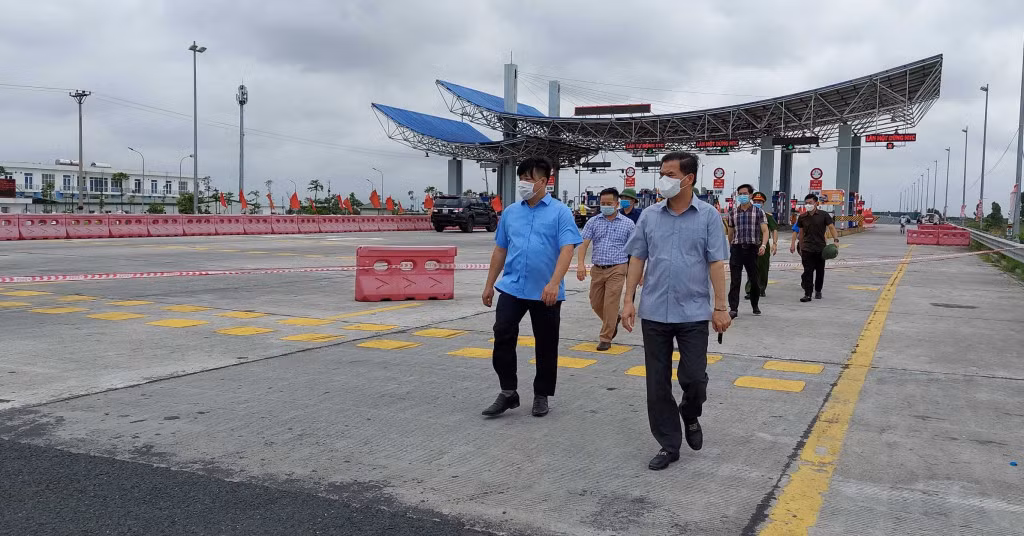 Đồng chí Bùi Văn Khắng, Phó Chủ tịch UBND tỉnh, kiểm tra chốt kiểm soát phòng, chống dịch Covid-19 tại Trạm thu phí Cầu Bạch Đằng. Ảnh: Ánh Tuyết (CTV)