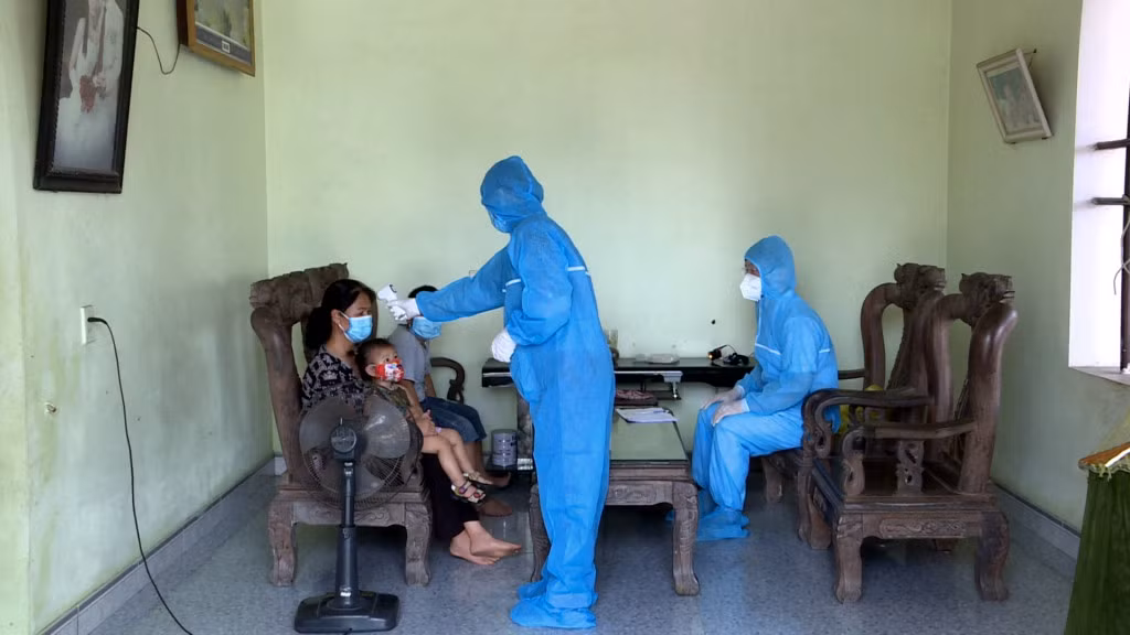 Đầu tháng 2/2021, khi dịch Covid-19 bùng phát trong cộng đồng, các Tổ tự quản phòng, chống Covid-19 cộng đồng của TX Đông Triều đã đến từng nhà để thực hiện truy vết, khai báo y tế cho các hộ dân.