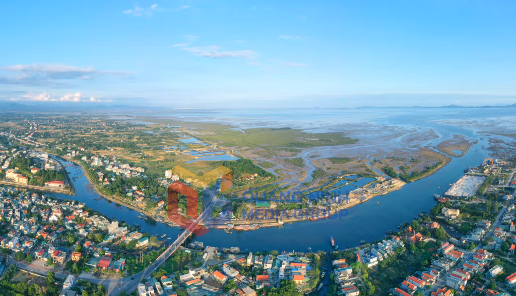 Dòng sông Ka Long chảy qua thành phố (4-2025). Ảnh: Đỗ Giang