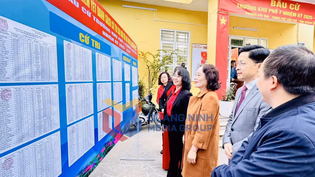 2024-12_Đồng chí Trịnh Thị Minh Thanh, Phó Bí thư Thường trực Tỉnh ủy, Chủ tịch HĐND tỉnh kiểm tra việc niêm yết danh sách cử tri tại khu phố 7, phường Cửa Ông (TP Cẩm Phả). Ảnh: PV