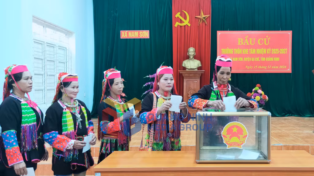 Cử tri thôn Khe Tâm, xã Nam Sơn, huyện Ba Chẽ, tự tay bỏ những lá phiếu bầu trưởng thôn (12-2024). Ảnh: PV