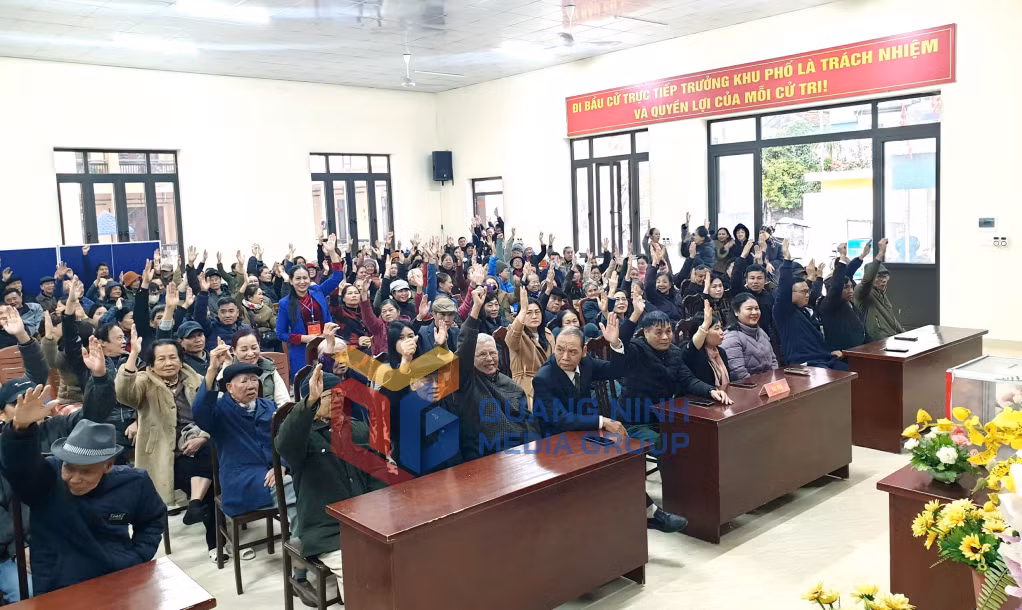 100% cử tri tại khu Đồng Tiến 1, thị trấn Tiên Yên, huyện Tiên Yên, biểu quyết đồng ý tại cuộc bầu cử trưởng thôn bản khu phố sáng 15-12-2024. Ảnh: PV
