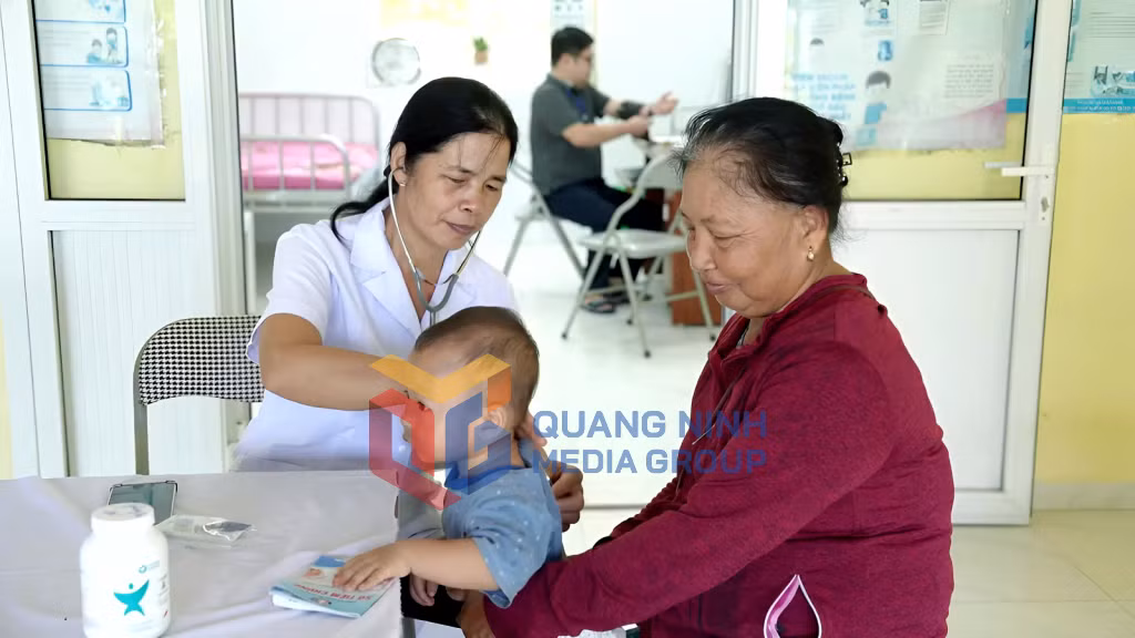 Trạm Y tế Phong Dụ (xã Tiên Yên) khám sức khỏe cho trẻ trước khi uống bổ sung vitamin A (9-2025). Ảnh: Vân Anh
