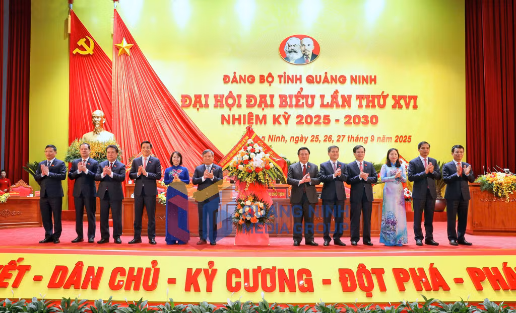 GS.TS Nguyễn Xuân Thắng, Ủy viên Bộ Chính trị, Bí thư Đảng ủy, Giám đốc Học viện Chính trị quốc gia Hồ Chí Minh, Chủ tịch Hội đồng Lý luận Trung ương, tặng hoa chúc mừng Đại hội (9-2025). Ảnh: PV